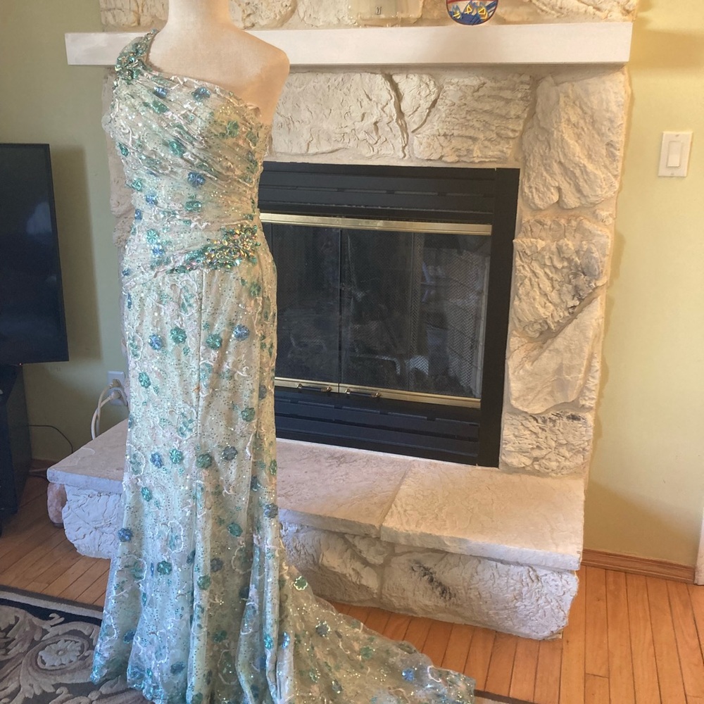 Beautiful formal dress. Worn once to wedding, great for prom, sweet 16 etc